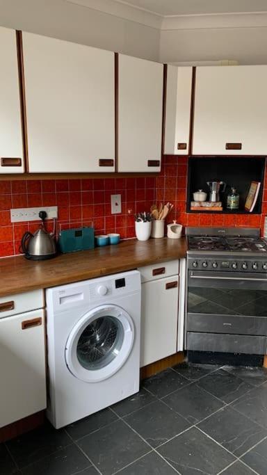 Lovely 4 Bedroom Home, Stones Throw From The Beach 布赖顿 外观 照片